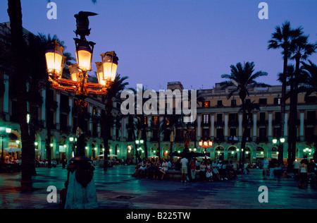 Les gens sur Plaça Reial à la fin de nuit Barcelone Catalogne Espagne Banque D'Images