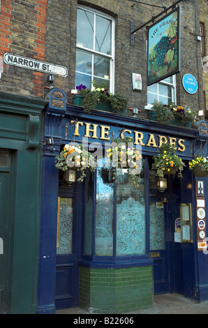 Extérieur de la pub Raisins, Limehouse, Londres Banque D'Images