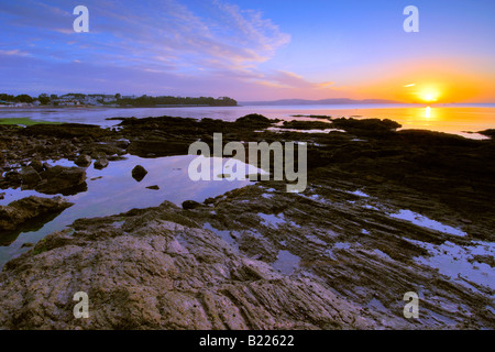 Le Breaking Dawn sur l'estran au musée dans le sud du Devon avec la première lueur de la lumière du soleil reflétant sur la mer Banque D'Images