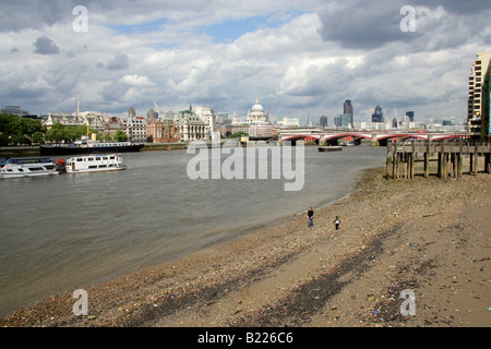 Des toits de la rive nord de la Tamise vu de la rive sud de la Tamise, Londres, à marée basse Banque D'Images