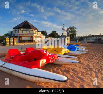 Pédalos colorés dans la belle aube lumière sur la promenade de près de goodrington sands paignton dans le sud du Devon Banque D'Images