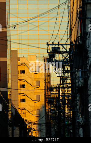 Les rues pleines de Sendai au Japon, au coucher du soleil Banque D'Images