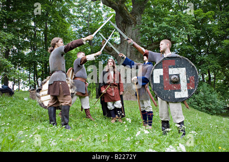 Soldats médiévaux crossing swords Banque D'Images