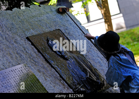 Laver les bénévoles des statues du puissant seigneur féodal date Masamune au Château Aoba Sendai au Japon Banque D'Images