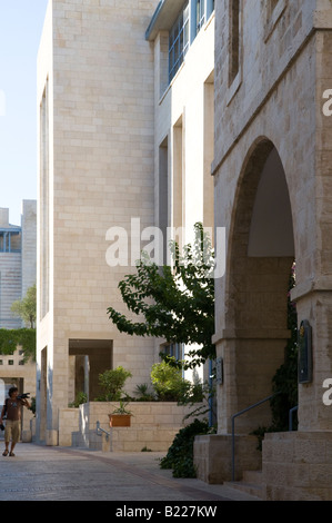 Israël Jérusalem Safra Square Hôtel de ville vue de l'ancien rénové et de nouveaux bâtiments modernes avec jeune homme en marche Banque D'Images