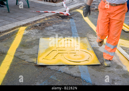 Peinture Workman stationnement pour handicapés signer au pochoir Lazio Italie Banque D'Images