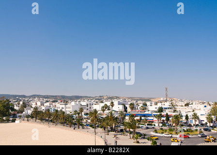 Grand angle horizontal à travers le paysage urbain architecture blanc de la vieille ville d'Hammamet sur une journée ensoleillée Banque D'Images