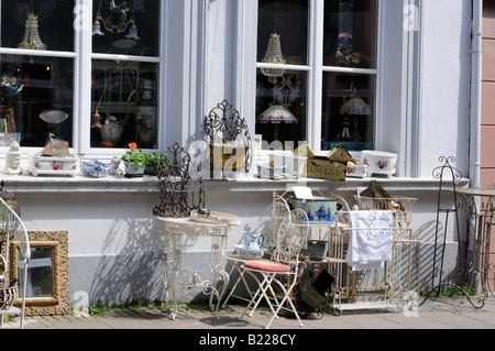 Ware die draußen vor einem Trödelladen präsentiert wird Merchandise affiché en face d'une boutique Banque D'Images