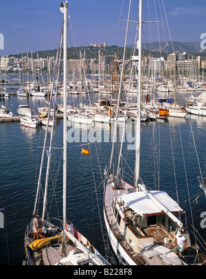 Palma de Mallorca Majorque Iles Baleares Espagne Vue sur port de plaisance de château de Bellver Banque D'Images