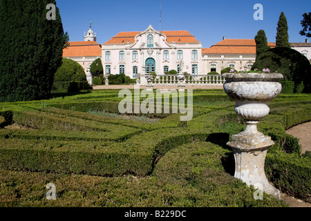 Les Jardins de Neptune (baroque) et l'une des façades du Palais Royal de Queluz (Portugal). Banque D'Images