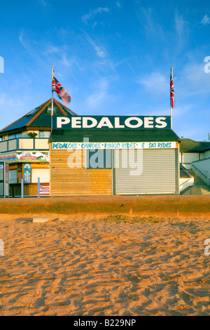 Location de pédalos hut dans belle aube lumière sur la promenade de près de goodrington sands paignton dans le sud du Devon Banque D'Images