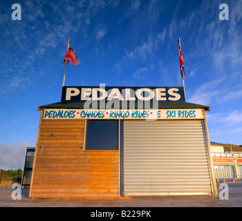 Location de pédalos hut dans belle aube lumière sur la promenade de près de goodrington sands paignton dans le sud du Devon Banque D'Images