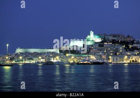 Vue sur port à château de nuit de la vieille ville de Dalt Vila ville Ibiza Ibiza Iles Baléares Espagne Banque D'Images