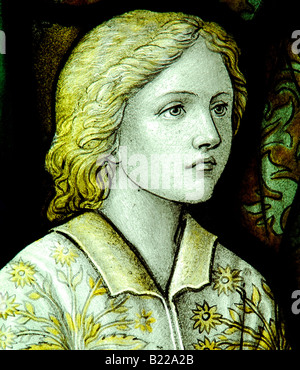 L'article d'un vitrail à St Johns Church in North Devon Bovey représentant une jeune fille Banque D'Images