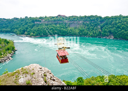 La Niagara Whirlpool vue du côté canadien avec un téléphérique arrive du côté américain de la rivière Niagara Banque D'Images