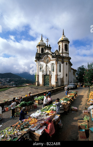 Vue sur Igreja de marché S o Francisco de Assis en arrière-plan Ouro Preto Minas Gerais Brésil Banque D'Images