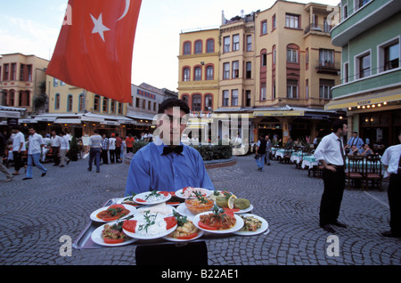 Le garçon de restaurant de poisson spécialités turques Kumkapi Istanbul Turquie Istanbul démarreurs Banque D'Images