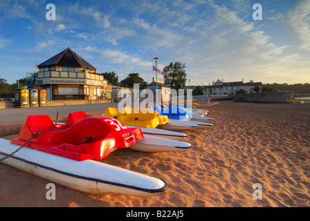 Pédalos colorés dans la belle aube lumière sur la promenade de près de goodrington sands paignton dans le sud du Devon Banque D'Images