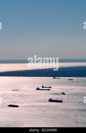 Freighter anchorage NY Harbor Banque D'Images