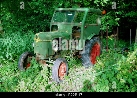 Tracteur Deutz debout dans un bois Banque D'Images