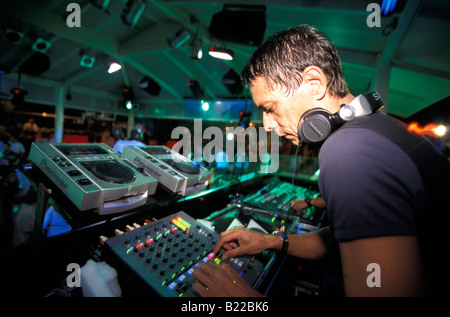 DJ en discothèque Le Prince Emiglia Romagna Riccione Côte Adriatique Italie Banque D'Images