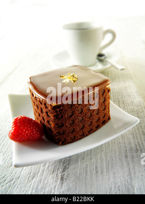 Une spécialité de pâtisserie faite à la main, des gâteaux au chocolat riches et délicieux avec du café dans un cadre blanc Banque D'Images