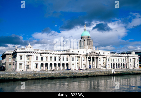 Vue du fleuve de Custom House Dublin Ireland Banque D'Images