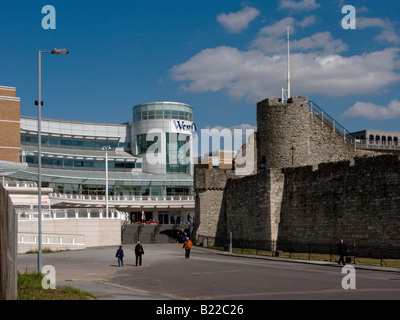 Le centre commercial West Quay et vieux murs, Southampton, UK Banque D'Images