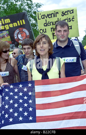 Paris France, Anti centrale nucléaire de démonstration par plusieurs O.N.G. Activist Woman Holding American Flag, pancartes Banque D'Images