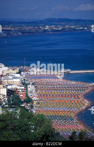 Vue aérienne d'une plage avec une quantité massive de parasols Cattolica Côte Adriatique Italie Banque D'Images