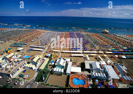 Vue aérienne d'une des installations de plage avec une quantité massive de parasols Cattolica Côte Adriatique Italie Banque D'Images