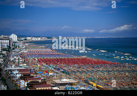 Vue aérienne d'une plage avec une quantité massive de parasols Cattolica Côte Adriatique Italie Banque D'Images