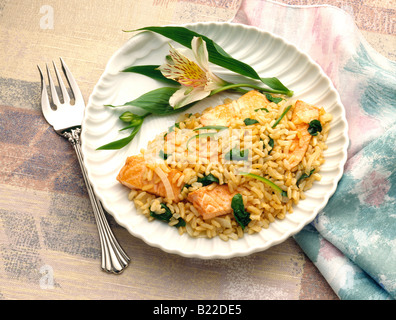 Salade de riz saumon grillé chaud composé de saumon, riz brun, et les épinards, vinaigrette Banque D'Images