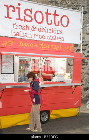 & Frais risotto végétarien délicieux plats à emporter. Festival du bateau traditionnel écossais Portsoy, restauration Mobile vente remorque plats de riz italien. Banque D'Images