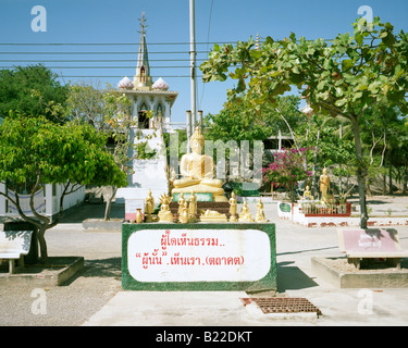 Les bouddhas au complexe du temple Khao Takiab Banque D'Images