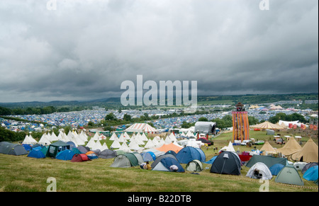 Nuages de tempête de recueillir sur le site du festival de Glastonbury. Banque D'Images