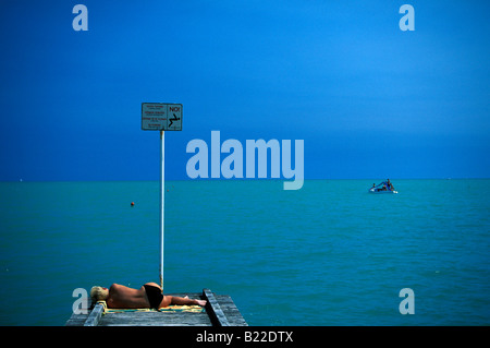 Femme en train de bronzer sur une jetée Côte Adriatique Lido de Jesolo Venise Italie Banque D'Images