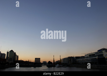 Puerto Madero voir le coucher du soleil : Banque D'Images