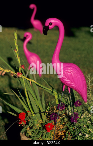 Les flamants roses de jardin en plastique à Steele Winery près de Kelseyville Lake County en Californie Banque D'Images