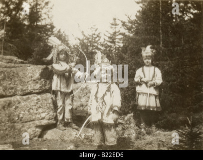 Vers les années 1940 photo d'enfants déguisés en Indiens des États-Unis. Banque D'Images