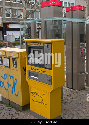 Timbre Poste allemand avec automate et boîtes aux lettres et les téléphones publics sur la rue commerçante de Frankfurt am Main Allemagne Banque D'Images