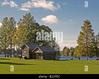 Deux cabines en bois avec une place de pique-nique au bord du lac Dragan près de la ville Strömsund en Suède Suède Jämtland Strömsund Banque D'Images