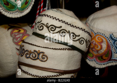 Pile de casquettes traditionnelles Tubeteika ou Tubatay richement brodées portées au Tadjikistan, au Kazakhstan, au Kirghizistan et en Ouzbékistan Banque D'Images