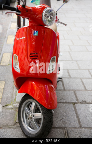 Scooter rouge garée sur sentier Banque D'Images