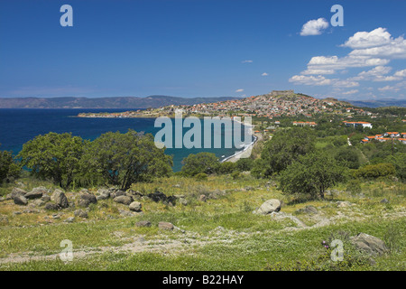 Avis de Molyvos de Petra (avec la Turquie en arrière-plan), Lesbos, Grèce en avril. Banque D'Images