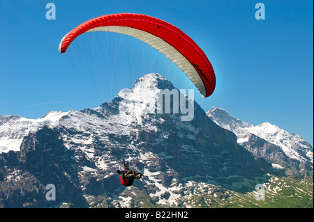 Vol en parapente sur les alpes suisses avec la face nord de l'Eiger derrière. La Suisse Banque D'Images