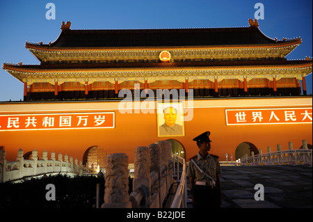 PLA soldat en garde à l'avant de la porte Tiananmen à Beijing, Chine. 12-JUIL-2008 Banque D'Images
