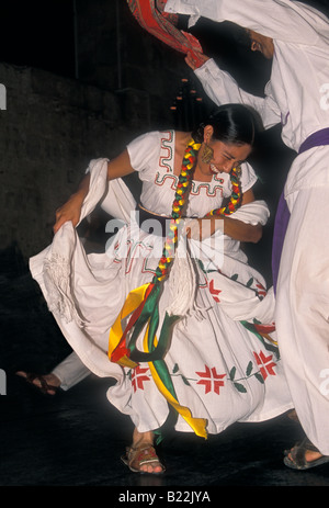 Les mexicains les Mexicains personne adultes femme femmes homme hommes danseurs danseur danse folklorique danse Oaxaca l'état d'Oaxaca au Mexique Banque D'Images