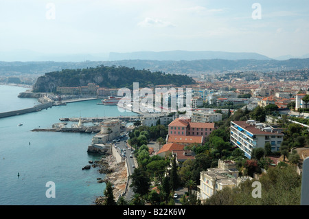 Le port et les bâtiments de Nice vu depuis la Basse Corniche, la Côte d'Azur Banque D'Images