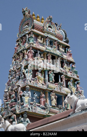 Sculptures monumentales ornées de dieux et déesses dans un temple hindou de Singapour Banque D'Images